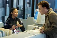 Terminal – Die nette Beamtin Torres (Zoe Saldana) darf Viktor Navorski (Tom Hanks) leider kein Visum ausstellen.