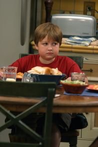 Two and a Half Men – Jake (Angus T. Jones) ist sehr beeindruckt von dem neuen Freund seiner Mutter, Dr. Melnick, und spricht die ganze Zeit von ihm, was Alan ziemlich nervt ...