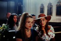 Alle meine Töchter – Patty (Fritzi Eichhorn, l.) hält mit ihrer Meinung über Sylvies (Julia Dahmen, r.) Verehrer nicht hinterm Berg und macht sich dabei nicht nur Freunde.