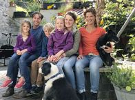 Hessen-Reporter – Die Familie Steingässer hat sich einem klimafreundlichen Leben verschrieben (v.l.n.r.): Tochter Frieda, Vater Jens, Sohn Mio, die Töchter Hannah und Paula sowie Mutter Jana.