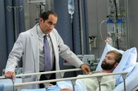 Dr. House – Dr. Chris Taub (Peter Jacobson, li.) kann nicht verstehen, was den genialen Physiker James Sidas (Esteban Powell) dazu getrieben hat, einen Hirnschaden in Kauf zu nehmen.