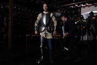 Terra X: Eine kurze Geschichte über... – Um herauszufinden wie beweglich ein Ritter in voller Montur war, wird Mirko Drotschmann selbst zum "Helden in Eisen".