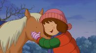 Lauras Stern – Laura ist ganz froh, dass das kleine Pony jetzt für den Winter einen warmen Stellplatz bekommen hat.