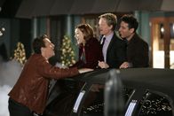 How I Met Your Mother – Ted (Josh Radnor, r.) hat eine besondere Überraschung für seine Freunde Lily (Alyson Hannigan, 2.v.l.), Marshall (Jason Segel, l.) und Barney (Neil Patrick Harris, 2.v.r.): Er hat für die Silvesternacht eine Stretch-Limo gemietet ...