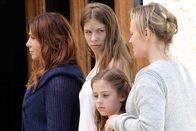 Frühling – Katja Baumann (Simone Thomalla, l.) findet heraus, dass es in der Familie von Laura, Christina und Mutter Sonja Feichtmayr (v.l.n.r.: Zsa Zsa Inci Bürkle, Lena Meyer, Maria Simon) ein Geheimnis gibt.
