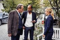 Watzmann ermittelt – Die Kommissare Benedikt Beissl (Andreas Giebel, l.) und Jerry Paulsen (Peter Marton, M.) befragen Jana Kupka (Anna Ewelina, r.), eine Angestellte des Hotels.