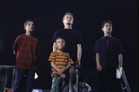 Malcolm mittendrin – Malcolm (Frankie Muniz, l.), Reese (Justin Berfield, r.), Francis (Christopher Masterson, hinten M.) und Dewey (Erik Per Sullivan, vorne M.) starren in die Nacht.