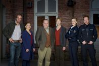 SOKO Wismar – (v.l.n.r.) Lars Pöhlmann (Dominic Boeer); Katrin Börensen (Claudia Schmutzler); Jan Reuter (Udo Kroschwald); Dr. Helene Sturbeck (Katharina Blaschke); Anneke van der Meer (Isabel Berghout); Kai Timmermann (Mathias Junge)
