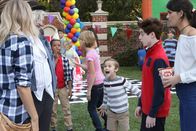 The Mick – Während Mickey (Kaitlin Olson, l.), Sabrina (Sofia Black-D'Elia, r.) und Chip (Thomas Barbusca, 2.v.r.) vollkommen fertig mit der Welt sind, freut sich Ben (Jack Stanton, M.) wie ein Honigkuchenpferd. Er hatte definitiv den besten Geburtstag seines Lebens ...