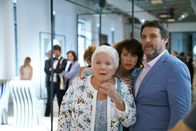 Die Sch'tis in Paris - Eine Familie auf Abwegen – Valentins Mutter (Line Renaud, l.), sein Bruder Gustave (Guy Lecluyse) und dessen Frau Louloute (Valérie Bonneton) tauchen überraschend auf Valentins Ausstellungseröffnung auf und wundern sich gewaltig.