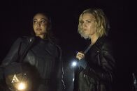 The 100 – Raven Reyes (Lindsey Morgan, l.); Clarke Griffin (Eliza Taylor, r.)