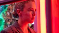 Killing Eve – Villanelles (Jodie Comer) neuer Auftrag fordert ihr viel ab. Doch mit einem neuen Ziel vor Augen ist die Killerin nun gefährlicher, als je zuvor.