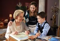 Geld.Macht.Liebe – Lilo (Gerlinde Locker) kümmert sich um ihre beiden Enkelkinder Carlos (Luca Jochen) und Cinzia (Elena von Eysmondt).