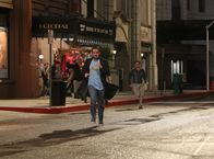 The Big Bang Theory – Nachdem Sheldon keine Karten mehr für die neue Version des Indiana Jones-Films "Jäger des verlorenen Schatzes" bekommen hat, klaut er die Filmrolle. Und schon ist eine aufgebrachte Menge, unter anderem auch Wil Wheaton (Wil Wheaton, vorne), hinter ihm her ...