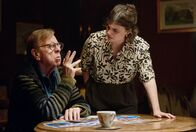 Death Valley – ONE DEATH VALLEY, STAFFEL 1, "Folge 2 - Auf Wanderschaft" Uhr. John Chapel (Timothy Spall, l.), DS Janie Mallown (Gwyneth Keyworth, r.)