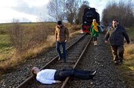 Alles Klara – ARD/HEITER BIS TÖDLICH - ALLES KLARA II. Staffel (16 neue Folgen), Folge 19 "Zur Strecke gebracht"50 Uhr im Ersten. Ein Mann (Komparse) liegt auf den Gleisen, gerade noch rechtzeitig stoppt die Harzer Schmalspurbahn. Paul Kleinert (Felix Eitner, 2.v.l.), Klara (Wolke Hegenbarth, 2.v.r.) und Ollie (Christoph Hagen Dittmann, r.) eilen herbei.