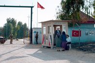Nachbarn – Rosa (Tuna Dwek) und ihre Tochter Hannah (Derya Uygurlar) versuchen die Grenze zur Türkei zu überqueren. Das Ziel ist die Schweiz und eine aussichtsreichere Zukunft für Hannah.