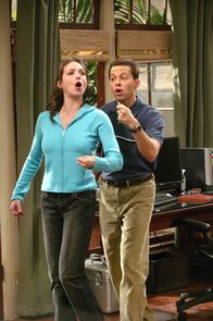 Two and a Half Men – Jakes Klasse soll ein Musical zum Thema "Industrielle Revolution" einüben, und dafür werden noch freiwillige Helfer gesucht. Alan (Jon Cryer, r.) und Judith (Marin Hinkle, l.) wollen Regie führen ...