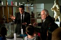 The Mentalist – Hoffen, den Mörder von Linda Parfrey bald zu finden: Professor Papadakis (Dakin Matthews, r.) und Wayne (Owain Yeoman, l.) ...