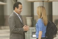 Monk – Woher kennen sich Monk (Tony Shalhoub, l.) und Molly (Alona Tal, r.)?