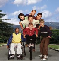 Malcolm mittendrin – (3. Staffel) - Der ganz normale Wahnsinn im Alltag einer amerikanischen Familie: (v. oben n. unten) Francis (Christopher Masterson), Lois (Jane Kaczmarek), Hal (Bryan Cranston), Malcolm (Frankie Muniz), Reese (Justin Berfield), Dewey (Erik Per Sullivan) und Freund Stevie (Craig Lamar Traylor).