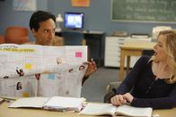 Community – Eine skurrile Theorie lässt Abed (Danny Pudi, l.) glauben, dass sich die Lerngruppe, darunter auch Britta (Gillian Jacobs, r.) nicht durch Zufall kennengelernt hat ...