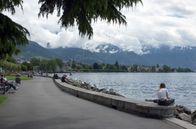 Stadt Land Kunst – Am Nordufer des Genfer Sees, an der Waadtländer Riviera, leben die Reichen und Schönen dieser Welt zurückgezogen in ihren Villen und ausgewählten Pensionaten.
