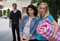 Sturm der Liebe – ARD STURM DER LIEBE FOLGE 1852 Uhr im ERSTEN. Leonard (Christian Feist, l.) will Pauline (Liza Tzschirner, M.) und Coco (Mirjam Heimann, r.) bei ihrer Suche nach Misteln helfen - doch Pauline wimmelt ihn ab.