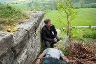 Akte Ex – ARD/HEITER BIS TÖDLICH - AKTE EX, neue Krimiserie (8 Folgen), Folge 2 "Mord50 Uhr im Ersten. Lukas Hundt (Oliver Franck, l.) findet im Weinberg von Winzer Schörger die Leiche eines Hilfsarbeiters.