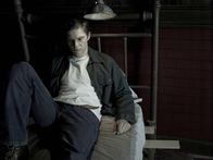 American Horror Story – (2. Staffel) - Von seinen früheren Freunden hat sich Kit (Evan Peters) abgenabelt - auch weil er Problemen gern aus dem Weg geht ...