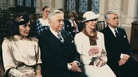 Ich heirate eine Familie – Auf dem Standesamt sind Angi (Thekla Carola Wied. l.) und Werner (Peter Weck, r.) Trauzeugen bei der Hochzeitszeremonie von Onkel Rudolf (Hans Holt, 2. v. l.) und Traudl (Lotte Ledl, 2. v. r.).