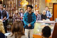 Superior Donuts – Franco (Jermaine Fowler, M.) will endlich nicht mehr wegen seiner Hautfarbe von den Polizisten im Viertel grundsätzlich als möglicher Täter angesehen werden. Doch kann ein "Begegnungstag" da wirklich helfen?