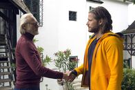 Die Bergretter – Markus Kofler (Sebastian Ströbel, r.) sucht den Historik-Experten Professor Hechtel (Siemen Rühaak, l.) auf, um mehr über die alte Münze zu erfahren.