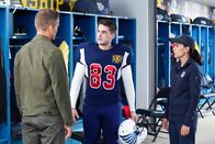 All American – (v.li.): Casper Van Dien (Harold Adams), Cody Christian (Asher Adams), Alexandra Barreto (Coach Montes).