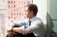 Suits – Zwischen Loyalität und Eigenverantwortung: Mike (Patrick J. Adams) gerät ins Grübeln, als berufliche und private Konflikte unaufhaltsam aufeinanderprallen. Seine Vergangenheit holt ihn ein – und gefährdet seine Zukunft.