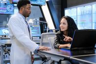 MacGyver – Wilt Bozer (Justin Hires, l.); Riley Davis (Tristin Mays, r.)