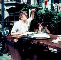 Wenn der Vater mit dem Sohne – Teddy Lemke (Heinz Rühmann) und der kleine Ulli (Oliver Grimm) sind ein Herz und eine Seele. Ulli hält Lemke für seinen Vater, in Wiklichkeit ist er jedoch ein Pflegekind, dessen Mutter in Amerika lebt.