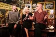 Inas Nacht – Gastgeberin Ina Müller (m.) begrüßt in der Hamburger Kneipe Zum Schellfischposten in dieser Sendung den ehemaligen Fußballprofi und Fußballkommentator Christoph Kramer (l.) und den Bestsellerautor und Schauspieler Joachim Meyerhoff.
