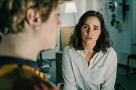 Polizeiruf 110 – Kriminaloberkommissarin Elisabeth "Bessie" Eyckhoff (Verena Altenberger) verhört den Tatverdächtigen Jonas Borutta (Thomas Schubert).