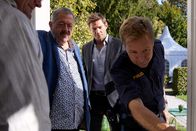 Die Rosenheim-Cops – Polizeihauptmeister Mohr (Max Müller, r.) zeigt den Kommissaren Hansen (Igor Jeftic, M.) und Hofer (Joseph Hannesschläger, l.) die vermeintlichen Einbruchsspuren.