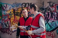 The Outlaws – Um das Familiengeschäft seines Vaters zu retten, braucht John (Darren Boyd, l.) so schnell wie möglich seinen Anteil am "gefundenen" Geld. Als Anwalt kennt Greg (Stephen Merchant, r.) Wege, wie das theoretisch möglich wäre, doch die sind riskant und sehr illegal.
