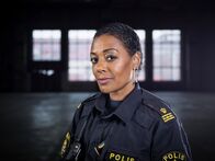 Thin Blue Line – Nach dem nervenaufreibenden Sondereinsatz trifft Faye (Anna Sise) im Haus einer Familie ein, mit der sie zuvor bereits zu tun hatte. Doch mit dem, was sie dort vorfindet, hätte sie nie gerechnet.