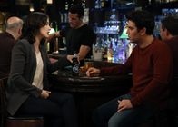 How I Met Your Mother – Als Robin (Cobie Smulders, l.) herausfindet, dass Barney ihren Vater nie um Erlaubnis gefragt hat, ob er ihr einen Heiratsantrag machen darf, besteht sie darauf, dass er dies nachholt. Währenddessen verdrängt Ted (Josh Radnor, r.) seine Gefühle, indem er sich in die Vorbereitungen für Robins und Barneys Hochzeit stürzt ...