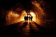 28 Weeks Later – Sechs Monate nach Ausbruch des verheerenden Rage-Virus in England hat die Armee die Infizierten gestoppt und in London die Ordnung wiederhergestellt. In der ersten Rückführungswelle befindet sich jedoch ein unwissentlich Infizierter, der eine mutierte und damit noch gefährlichere Version des Virus in sich trägt - der Wettlauf beginnt...