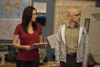 Community – Als eine Schmutzkampagne den Ruf des Greendale College beschmutzen soll, macht sich Frankie (Paget Brewster, l.) sofort daran, eine Lösung für das Problem zu finden, während Dean Pelton damit beschäftigt ist, SMS mit jemandem auszutauschen, den er für Jeff hält ...