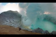 Leben mit Vulkanen – Der Kratersee des Ijen fungiert als Sammelbecken für Niederschläge. Hier zeigt sich auch die Aktivität des Vulkans: Stark schwefelhaltige Gase steigen in großen Mengen aus den Erdspalten.