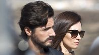 Tod in Sevilla – Kommissar Javier Falcón (Juan Diego Botto, l.) setzt alles daran, den Sohn seiner Freundin Consuelo (Paz Vega, r.) aus den Händen seiner Entführer zu befreien.