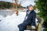 Sturm der Liebe – Hildegard (Antje Hagen) versucht vergeblich, Tom aufzuhalten, als sie ihn am See erblickt.