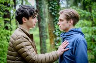 Sturm der Liebe – Leo (Aurel Klug, r.) kommt gegen seine Gefühle für Elias (Orlando Lenzen, l.) nicht mehr an.