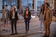 Wahrheit oder Pflicht – V.l.: Brad Chang (Hayden Szeto), Markie Cameron (Violett Beane), Olivia Barron (Lucy Hale), Penelope Amari (Sophia Ali), Lucas Moreno (Tyler Posey) Die Verwendung des sendungsbezogenen Materials ist nur mit dem Hinweis und Verlinkung auf RTL+ gestattet.
